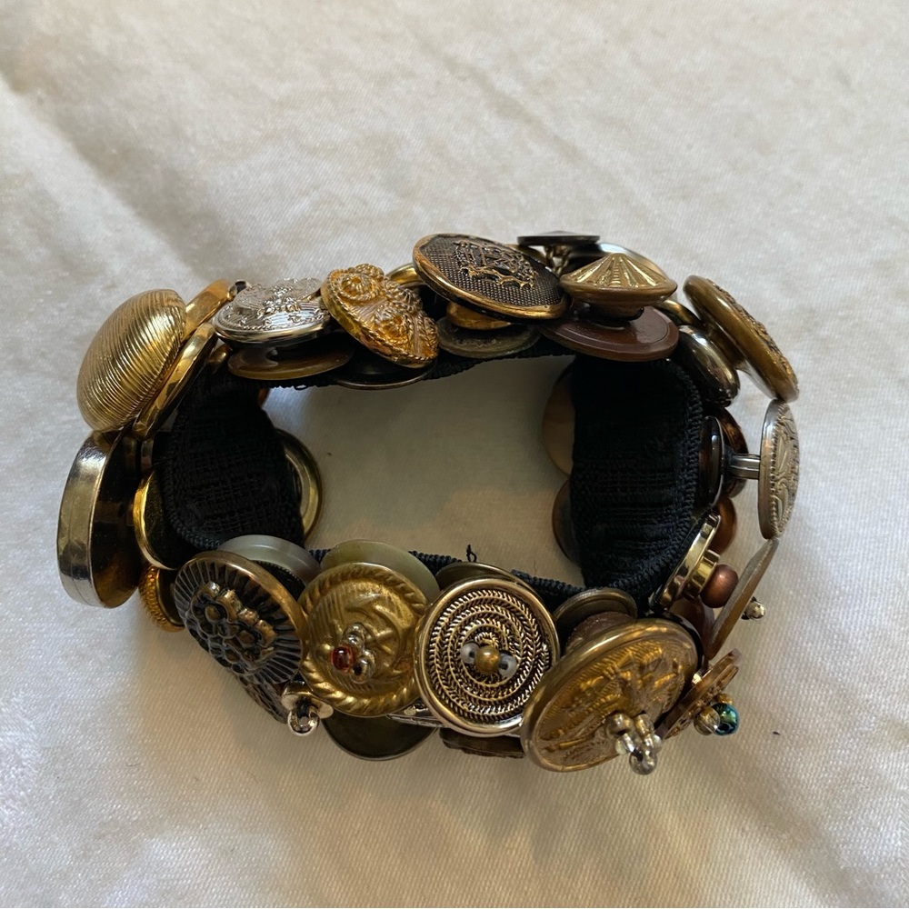 7" Button Bracelet - Picture 3 of 15